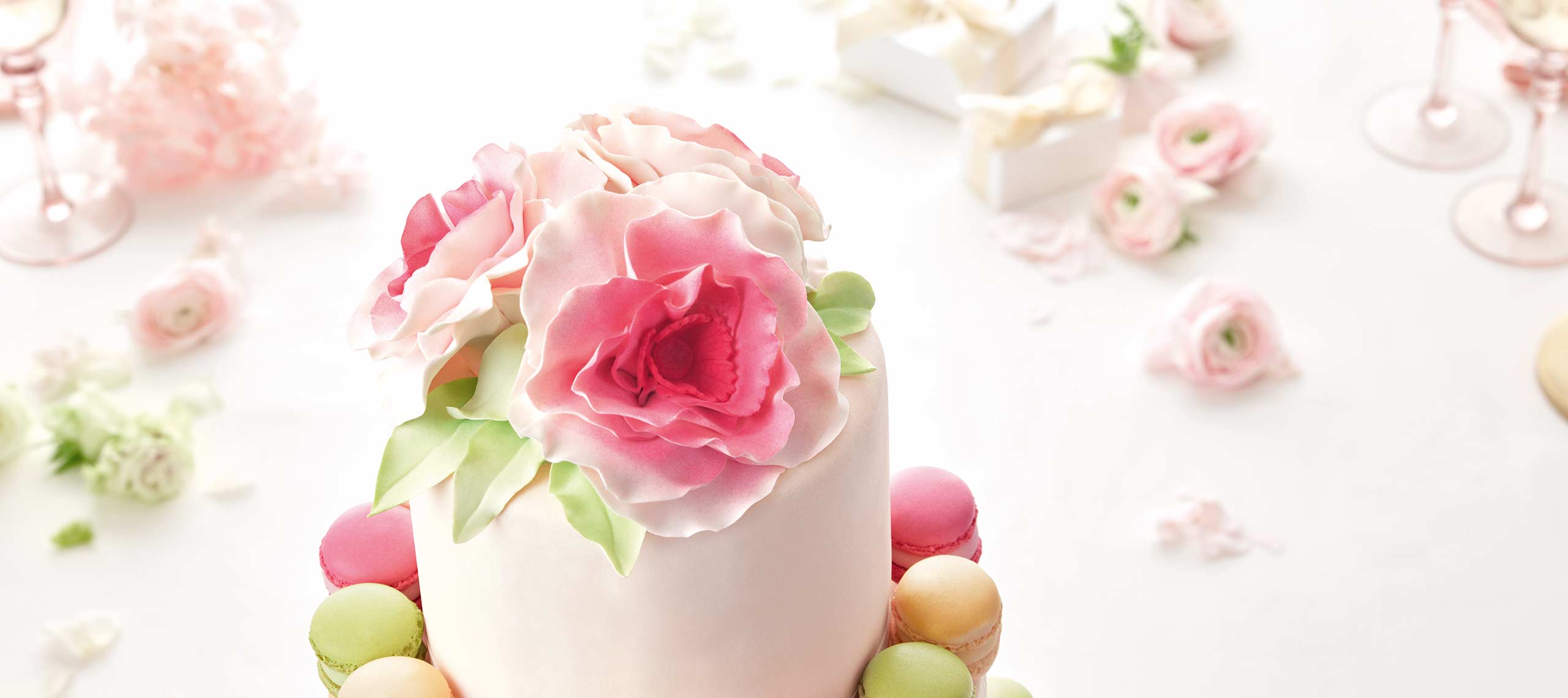 Wedding cakes and delicious wedding guest favours